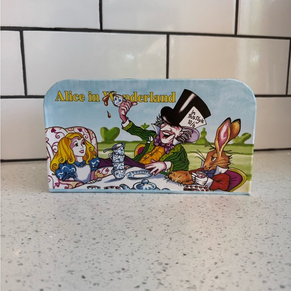 Alice in Wonderland Themed Mug Set with Carrying Case - Picture 5 of 12